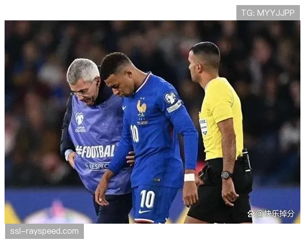 法国国家德比突发状况：姆巴佩与对方后卫碰撞后因伤离场